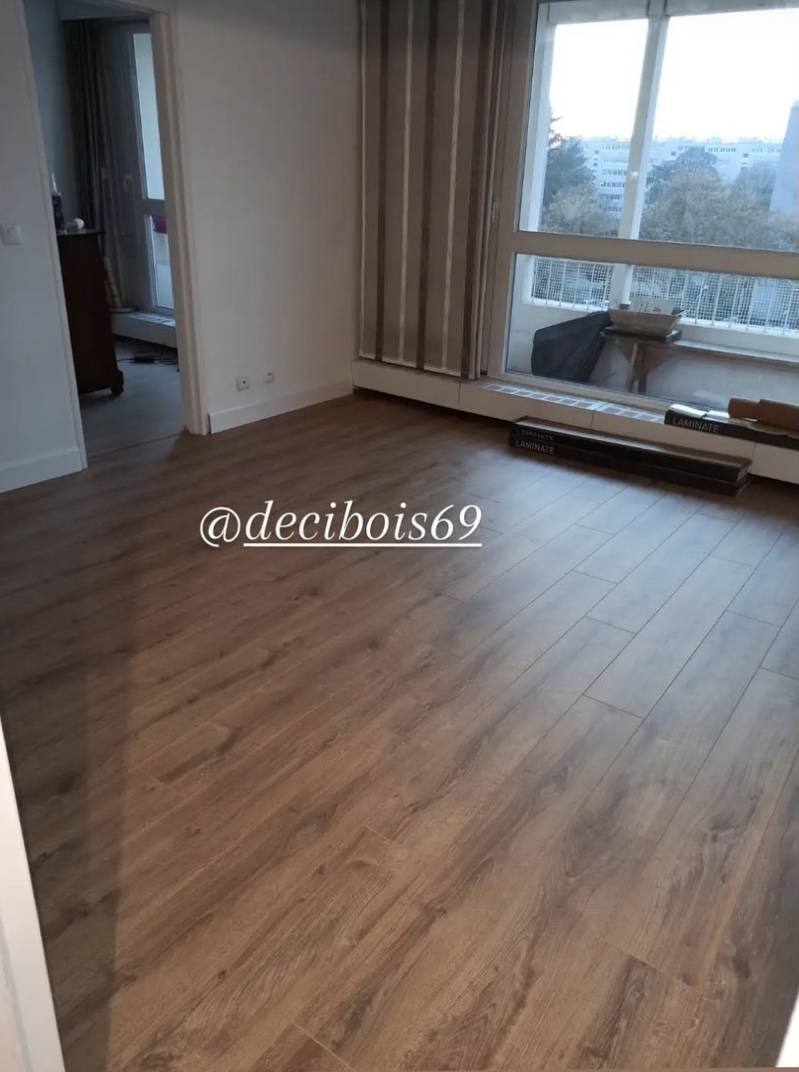 Pose de sol stratifié décor chêne dans un appartement à Lyon