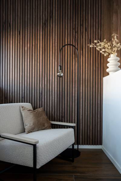 Bardage en bois intérieur couleur bois foncé