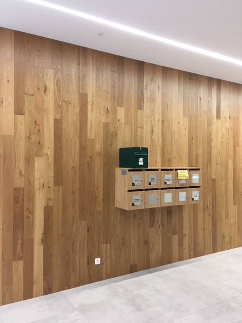 Parquet sur mur à Lyon dans un Hall d'entrée