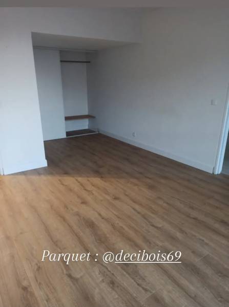 Pose de sol stratifié décor chêne dans un appartement à Lyon