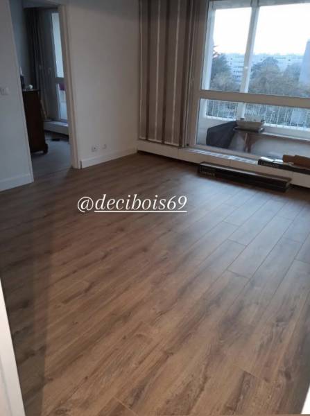 Pose de sol stratifié décor chêne dans un appartement à Lyon