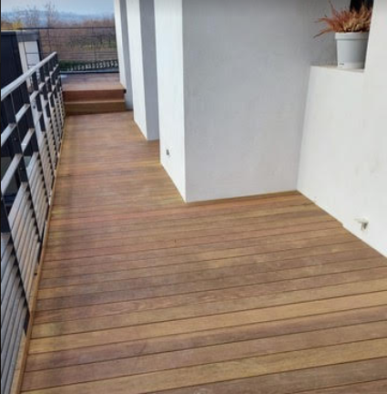 Pose de lames de terrasse en bois ipé  en région Auvergne Rhône Alpes