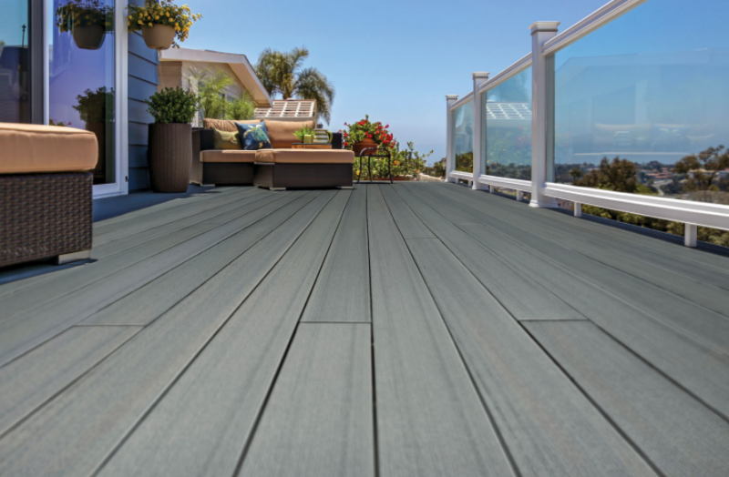 Lame de terrasse grise en bois composite à Lyon en région Auvergne Rhône Alpes