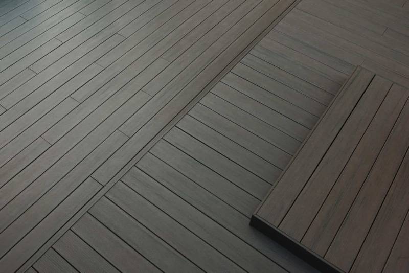 Fournisseur de bois à Lyon pour terrasse en bois composite marron foncé sous garantie