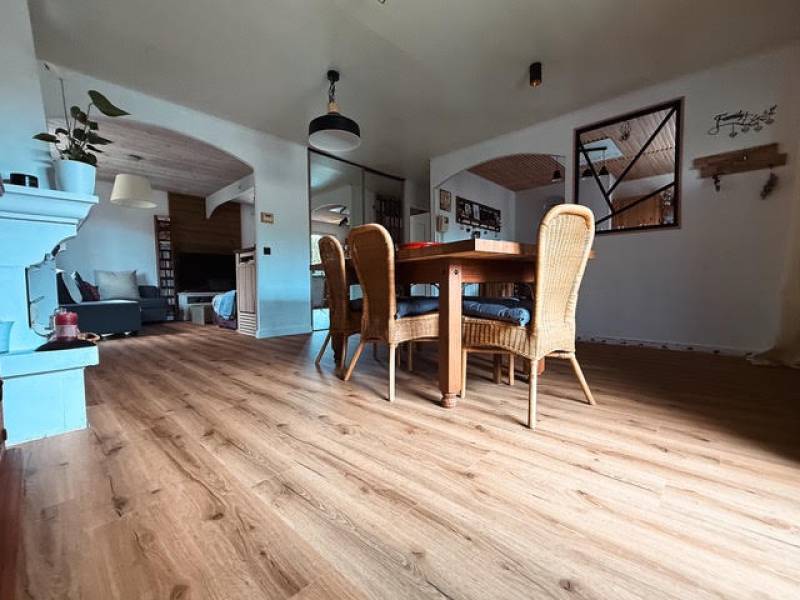 Sol vinyle en pose flottante aspect naturel effet parquet par fournisseur de revêtement de sol à Villefranche-sur-Saône